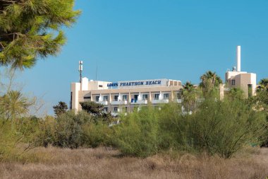 Paphos, Cyprus- 5 Eylül 2023: Louis Phaethon Beach Oteli, Paphos sahili manzaralı.