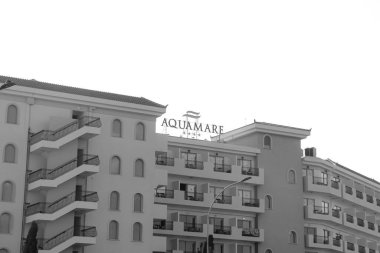 Paphos, Cyprus- 5 Eylül 2023: Aquamare Beach Hotel & Spa Oteli Paphos sahil manzaralı siyah-beyaz
