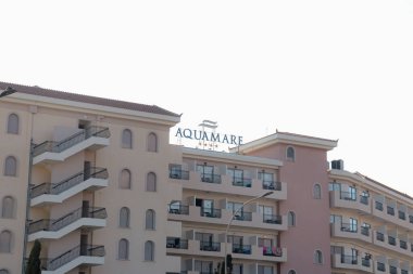 Paphos, Cyprus- 5 Eylül 2023: Aquamare Beach Hotel & Spa Oteli Paphos sahili dış görünüşü 