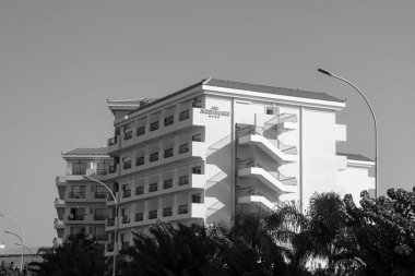 Paphos, Cyprus- 5 Eylül 2023: Aquamare Beach Hotel & Spa Oteli Paphos sahil manzaralı siyah-beyaz
