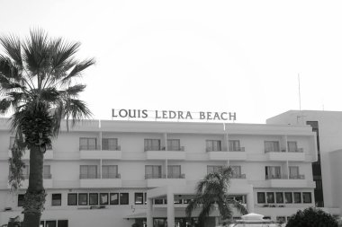 Paphos, Cyprus- 5 Eylül 2023: Louis Ledra Plajı Oteli Paphos sahili manzaralı 