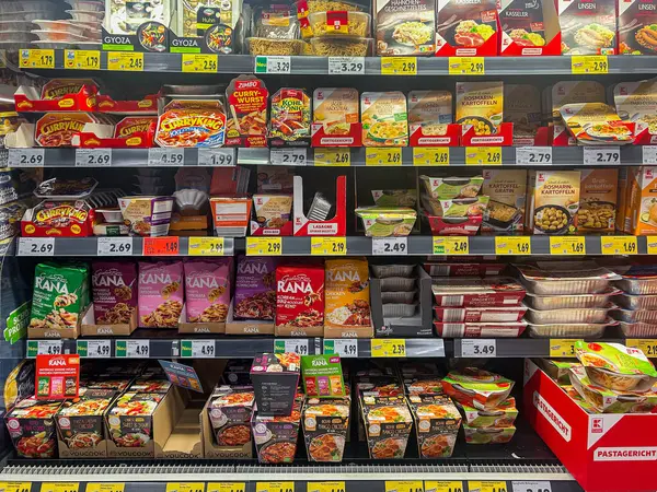 Stuttgart, Almanya- 27 Mart 2025: Mikrodalgada ısıtılabilen gıda buzdolabı tam ekran yemeye hazır