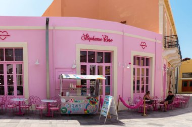 Paphos, Cyprus- 4 Eylül 2023: Stephanie Rose Şekerlemecilik, Old Town Paphos 'un en pembe kafesi.