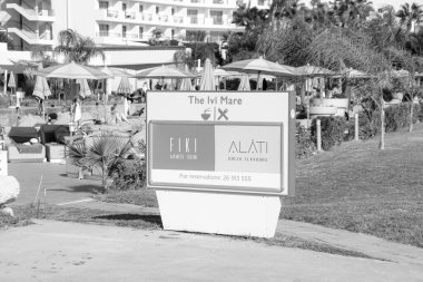 Paphos, Cyprus- 4 Eylül 2023: Louis Hotels 'in Ivi Mare' si beş yıldızlı lüks otel Fiki ve Alati otelin sahile giriş için siyah-beyaz oteldeki sahil girişine imza attı.