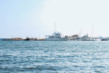 Paphos, Cyprus- 4 Eylül 2023 Akdeniz 'deki Paphos limanına yanaştı açık mavi gökyüzü üzerinde