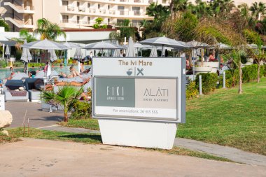 Paphos, Cyprus- 4 Eylül 2023: Louis Hotels 'in Ivi Mare' si beş yıldızlı lüks otel Fiki ve Alati otelin sahil girişinde otel striptiz kordonundan sahil girişi için imza attı