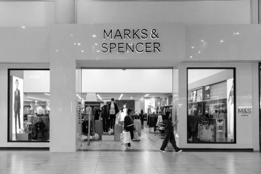 Limasol, Cyprus- 19 Aralık 2024 Marks and Spencer, İngiliz çokuluslu perakendecisi, Limassol My Mall mağaza girişi siyah beyaz