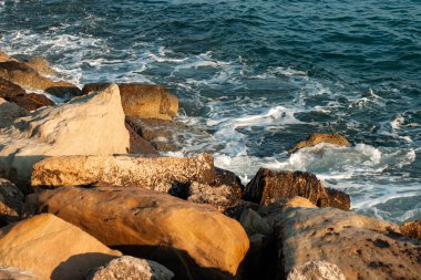Okyanus dalgası kıyıya vurur beyaz hava kabarcığı yaratır