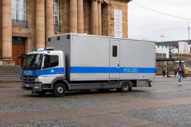 Stuttgart, Almanya - 10 Mart 2025: Alman polisi (polis) acil durum aracı Stuttgart Tiyatrosu 'na park etti. 