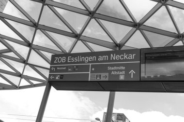 Esslingen, Almanya - 1 Nisan 2025: Esslingen am Neckar tren istasyonu Almanya 'yı siyah-beyaz bağlıyor