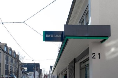 Stuttgart, Almanya - 28 Mart 2025: Baden-Wurttemberg Bankası (BW Bank) Filderbahnstrasse şube binası ön cephesi