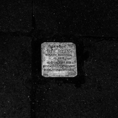 Stuttgart, Almanya 10 Mart 2025 Suse Rosen Stolperstein Anma Küpü. Pirinç levha, Nazi katliamının ya da zulmün kurbanlarının isim ve yaşam tarihleriyle kazınmış. Siyah ve beyaz resim