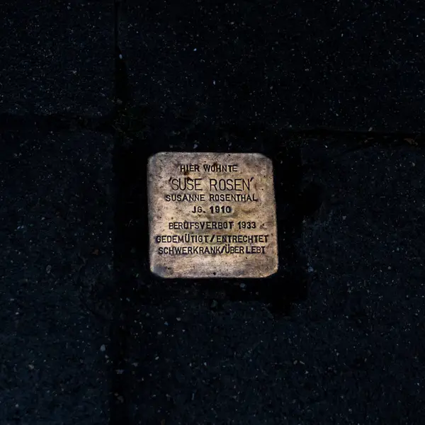 Stuttgart, Almanya 10 Mart 2025 Suse Rosen Stolperstein Anma Küpü. Pirinç levha, Nazi katliamının veya zulmünün kurbanlarının isim ve yaşam tarihleriyle kazınmış.