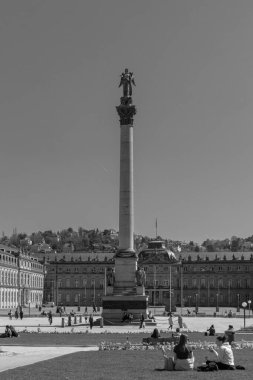 Stuttgart, Almanya - 1 Nisan 2025: The Jubilee Column (Yıldönümü Sütunu) şehir merkezi Schlossplatz 'ın ana şehir meydanını siyah beyaz görüyor