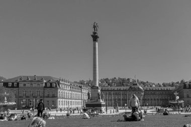 Stuttgart, Almanya - 1 Nisan 2025: The Jubilee Column (Yıldönümü Sütunu) şehir merkezi Schlossplatz 'ın ana şehir meydanını siyah beyaz görüyor