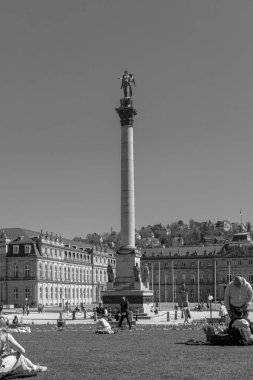 Stuttgart, Almanya - 1 Nisan 2025: The Jubilee Column (Yıldönümü Sütunu) şehir merkezi Schlossplatz 'ın ana şehir meydanını siyah beyaz görüyor