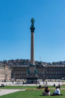 Stuttgart, Almanya - 1 Nisan 2025: The Jubilee Column (Yıldönümü Sütunu) şehir merkezi Schlossplatz şehir meydanında tam görüş