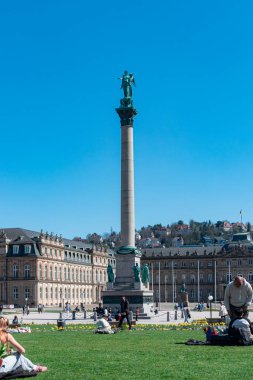 Stuttgart, Almanya - 1 Nisan 2025: The Jubilee Column (Yıldönümü Sütunu) şehir merkezi Schlossplatz şehir meydanında tam görüş