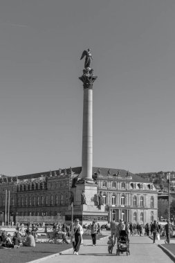 Stuttgart, Almanya - 1 Nisan 2025: The Jubilee Column (Yıldönümü Sütunu) şehir merkezi Schlossplatz 'ın ana şehir meydanını siyah beyaz görüyor