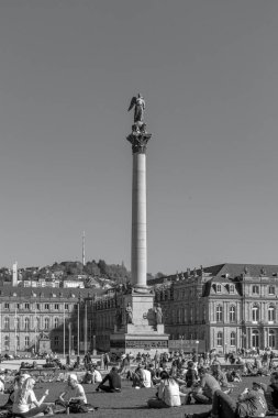 Stuttgart, Almanya - 1 Nisan 2025: The Jubilee Column (Yıldönümü Sütunu) şehir merkezi Schlossplatz 'ın ana şehir meydanını siyah beyaz görüyor
