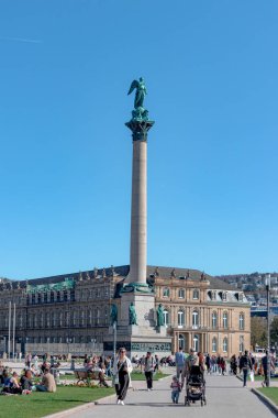 Stuttgart, Almanya - 1 Nisan 2025: The Jubilee Column (Yıldönümü Sütunu) şehir merkezi Schlossplatz şehir meydanında tam görüş