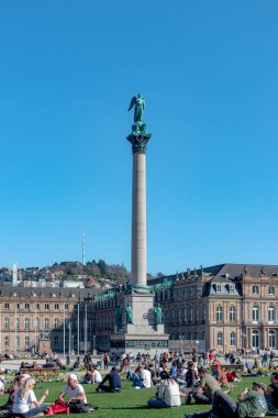 Stuttgart, Almanya - 1 Nisan 2025: The Jubilee Column (Yıldönümü Sütunu) şehir merkezi Schlossplatz şehir meydanında tam görüş