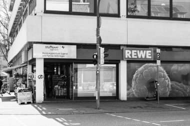 Stuttgart, Almanya... 28 Mart 2025: Rewe market vitrinleri Mohringen 'in siyah-beyaz konumunu gösteriyor.