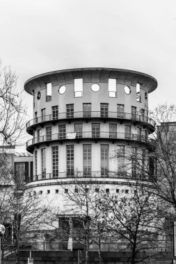 Stuttgart, Almanya - 10 Mart 2025: Devlet Müzik ve Sahne Sanatları Üniversitesi Stuttgart ana giriş binası