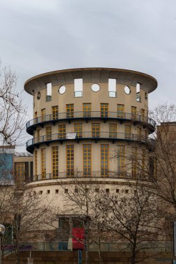 Stuttgart, Almanya - 10 Mart 2025: Devlet Müzik ve Sahne Sanatları Üniversitesi Stuttgart ana giriş kapısı