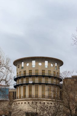 Stuttgart, Almanya - 10 Mart 2025: Devlet Müzik ve Sahne Sanatları Üniversitesi Stuttgart ana giriş kapısı