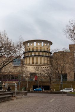 Stuttgart, Almanya - 10 Mart 2025: Devlet Müzik ve Sahne Sanatları Üniversitesi Stuttgart ana giriş kapısı
