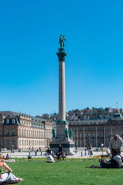 Stuttgart, Almanya - 1 Nisan 2025: The Jubilee Column (Yıldönümü Sütunu) şehir merkezi Schlossplatz şehir meydanında tam görüş