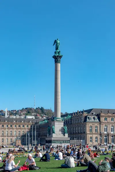 Stuttgart, Almanya - 1 Nisan 2025: The Jubilee Column (Yıldönümü Sütunu) şehir merkezi Schlossplatz şehir meydanında tam görüş