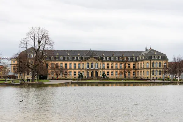 Stuttgart, Almanya - 10 Mart 2025: New Palace (Neues Schloss) dış bina sarayın bahçe havuzu boyunca uzanan ön cephe manzarası