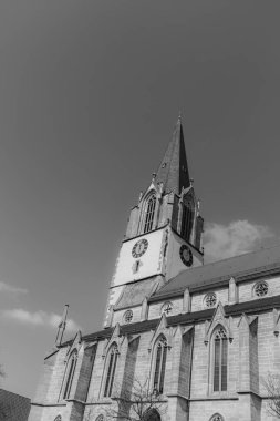 Stuttgart - Mohringen, Almanya - 28 Mart 2025: Mohringen Mahallesi 'nin dışındaki Protestan St. Martin Kilisesi (Filder Katedrali)