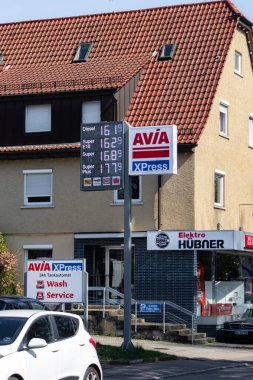 Stuttgart, Almanya - 28 Mart 2025: AVIA International, İsviçreli bağımsız petrol ithalatçıları. Stuttgart 'ta benzin istasyonu fiyatlandırma reklam tabelası