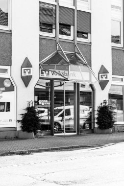 Stuttgart, Almanya... 28 Mart 2025, Filderbahnstrasse 'deki Volksbank şubesi.