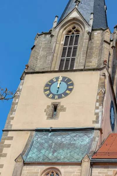 Stuttgart - Mohringen, Almanya - 28 Mart 2025: Mohringen Mahallesi 'ndeki Protestan St. Martin Kilisesi (Filder Katedrali) çan kulesi saat kapanışı