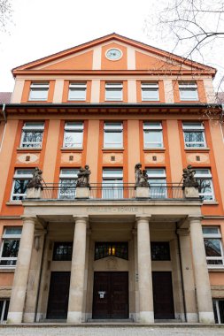 Esslingen, Almanya - 1 Nisan 2025: Schiller - Schule - yerel bir ilkokul ön cephesi
