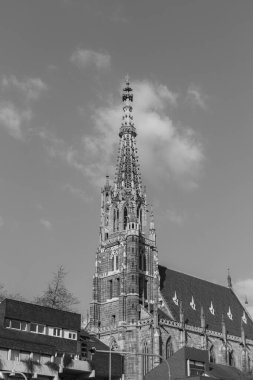 Esslingen, Germany- 1 Nisan 2025: Protestan Frauenkirche Kilisesi (Meryem Kilisesi), Esslingen am Neckar 'daki gotik tasarım tarzında siyah beyaz kule