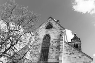 Esslingen, Almanya - 1 Nisan 2025: St. Dionysius Kilisesi dış cephe siyah-beyaz görünümü inşa ediyor