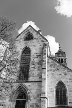 Esslingen, Almanya - 1 Nisan 2025: St. Dionysius Kilisesi dış cephe siyah-beyaz görünümü inşa ediyor