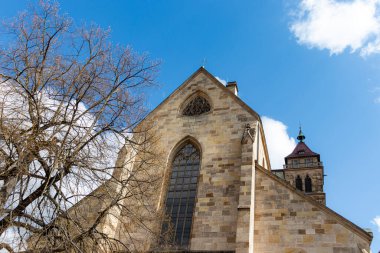 Esslingen, Almanya - 1 Nisan 2025: St. Dionysius Kilisesi dış cephe manzarası inşa ediyor