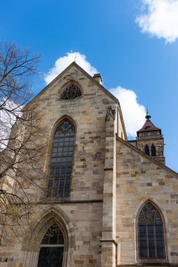 Esslingen, Almanya - 1 Nisan 2025: St. Dionysius Kilisesi dış cephe manzarası inşa ediyor