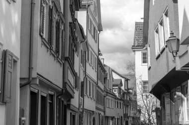 Esslingen sokağındaki evlerin siyah beyaz manzarası