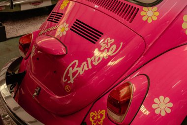 Limasol, Cyprus- 19 Aralık, 2024 VW Beetle pembe renkli araba, Kıbrıs Motor Müzesi 'nde sergilenen Barbie filminin arka tarafı için dekore edildi.