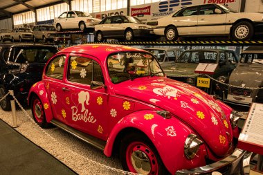 Limasol, Cyprus- 19 Aralık, 2024 VW Beetle pembe renkli araba Kıbrıs Motor Müzesi 'nde sergilenen Barbie filmi için dekore edildi.