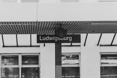 Ludwigsburg, Almanya... 12 Nisan 2025, Ludwigsburg tren istasyonu Almanya 'yı siyah-beyaz bağlıyor.