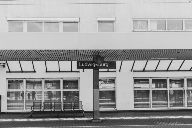 Ludwigsburg, Almanya... 12 Nisan 2025, Ludwigsburg tren istasyonu Almanya 'yı siyah-beyaz bağlıyor.