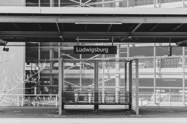 Ludwigsburg, Almanya... 12 Nisan 2025, Ludwigsburg tren istasyonu Almanya 'yı siyah-beyaz bağlıyor.